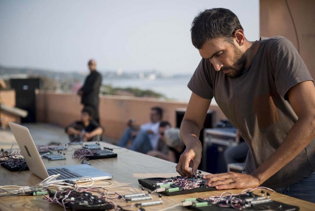 Porto Alegre, RS, Brasil, 13/09/13. 9a Bienal do Mercosul. Performance: Regiao sem sinal. Artista: Tarek Atoui . Espaco: Terraco Usina do Gasometro. Foto: Tarlis Schneider/Indicefoto