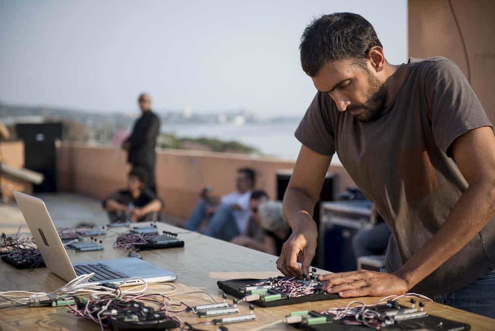 Porto Alegre, RS, Brasil, 13/09/13. 9a Bienal do Mercosul. Performance: Regiao sem sinal. Artista: Tarek Atoui . Espaco: Terraco Usina do Gasometro. Foto: Tarlis Schneider/Indicefoto
